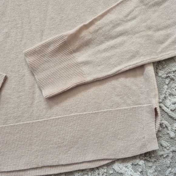 NWOT Babaton Aritzia Women's Neutral Minimalist Cream Crewneck Sweater Size S - Picture 3 of 6